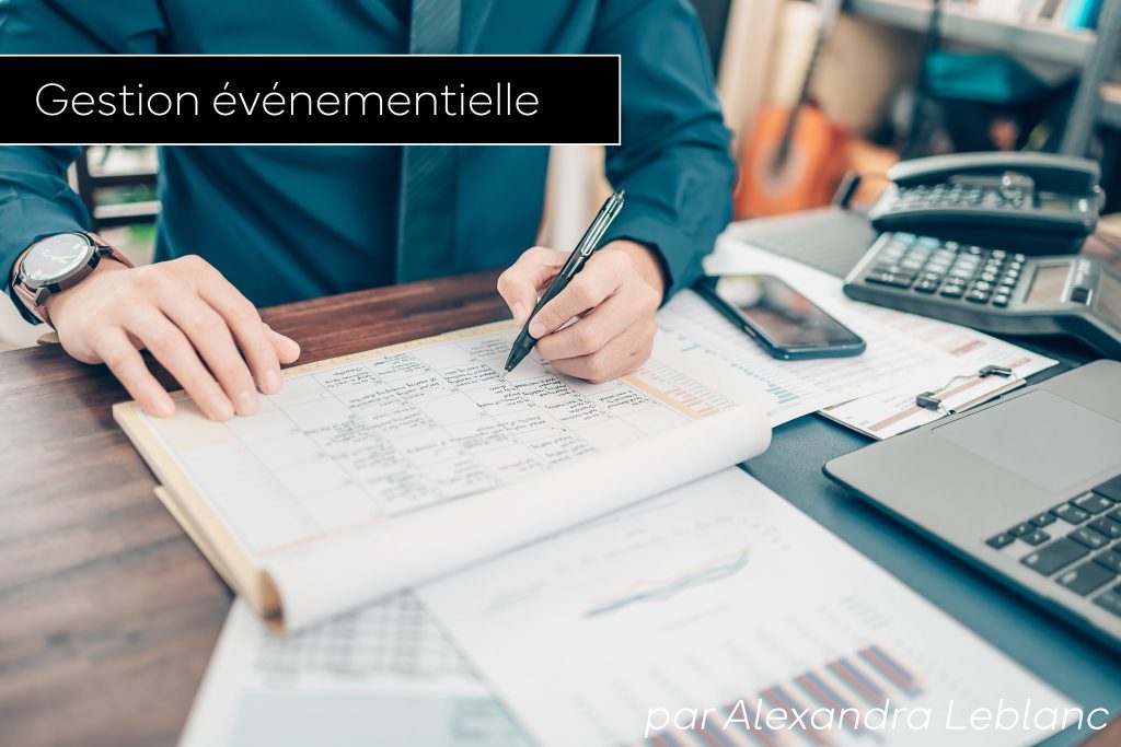 Image d'un planificateur d'évènement à son bureau en train de faire de la gestion événementielle avec un calendrier et un stylo.