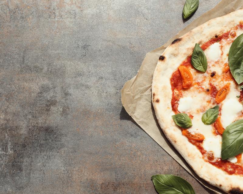 Une pizza italienne sur un table.