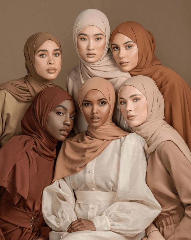 Un groupe de cinq femmes portant un hijab élégant avec un style unique et moderne, illustrant un style unique avec le hijab.
