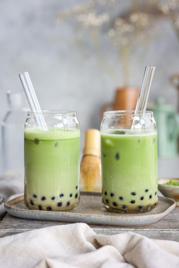 Deux verres de bubble tea matcha glacé, boisson préparée selon une recette bubble tea maison