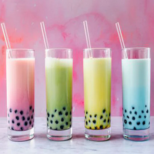 Image de bubble tea avec perles de tapioca et toppings variés.