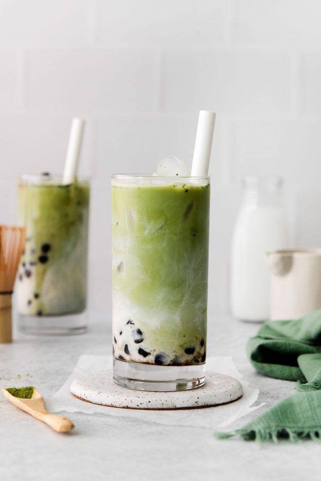 Deux verres de bubble tea matcha maison avec perles, réalisé à partir d’une recette bubble tea facile