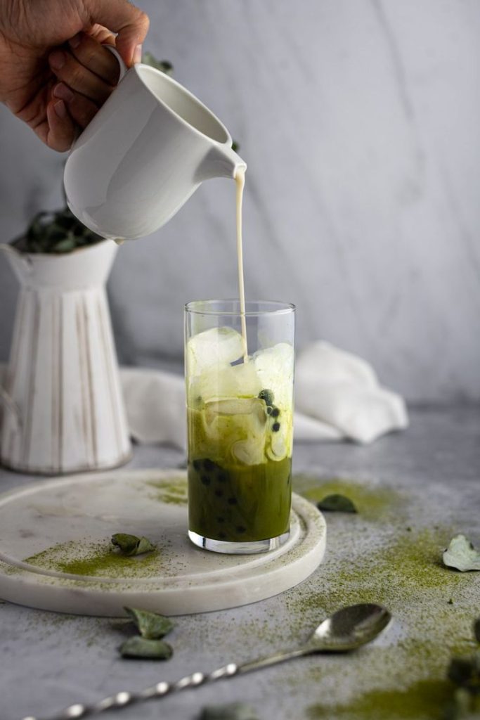 Verres de bubble tea matcha avec perles de tapioca, illustration d’une recette bubble tea maison
