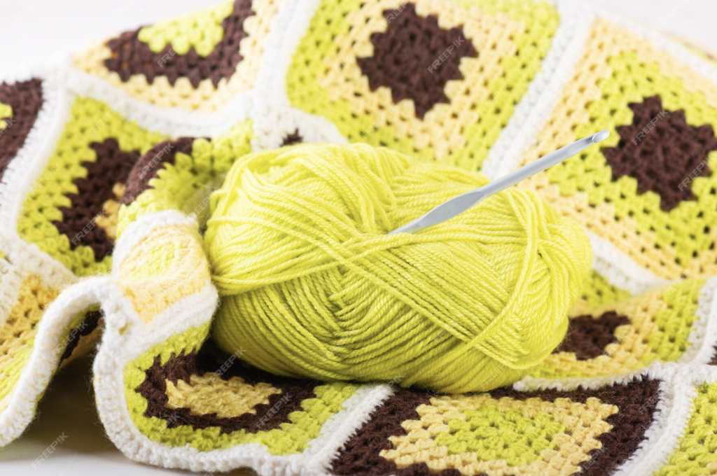 image d'un projet de crochet jaune et marron avec la laine utilisée