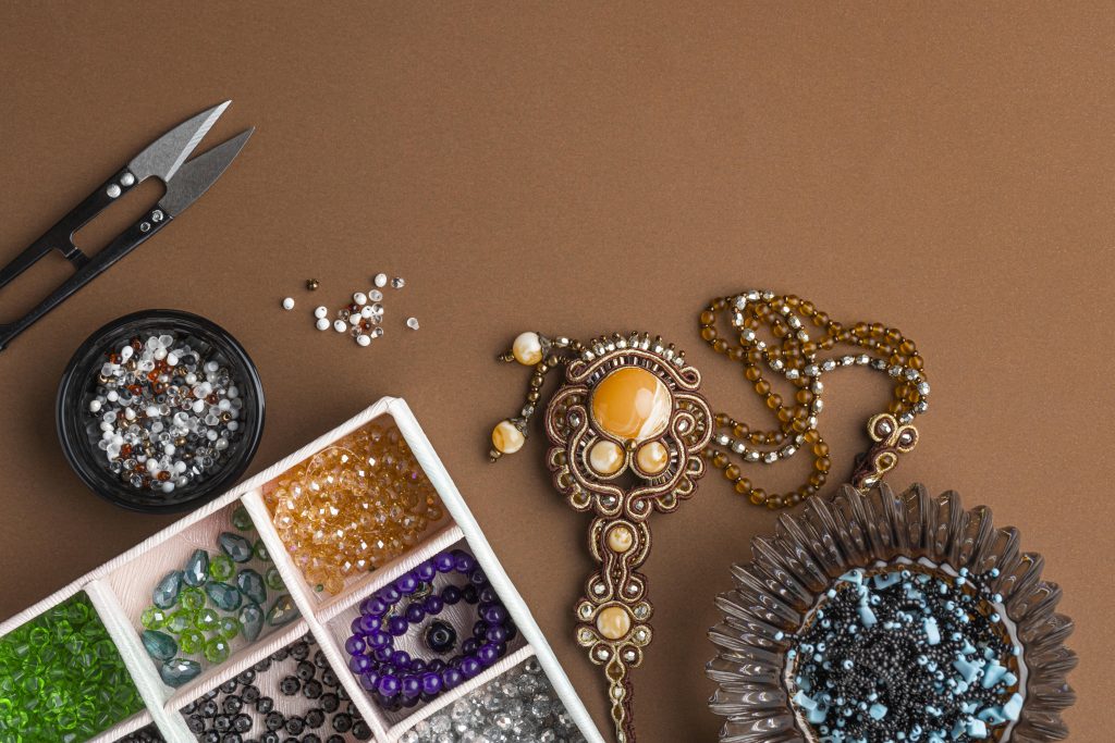 Les bijoux traditionnels sont profondément influencés par les coutumes et l'artisanat des diverses cultures du monde. Fabriqués souvent à partir de matériaux naturels tels que le bois, les coquillages et les métaux traditionnels, ces ornements sont enrichis de motifs distinctifs qui reflètent l'héritage culturel de chaque région.