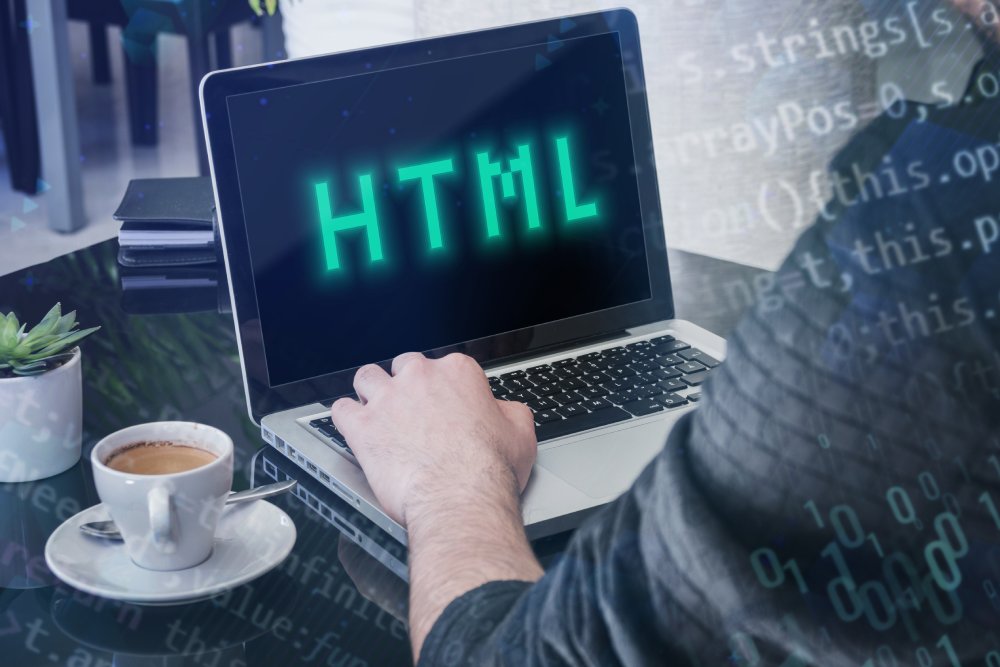 Une personne qui travail sur sont ordinateur en lien avec la programmation HTML en buvant son café