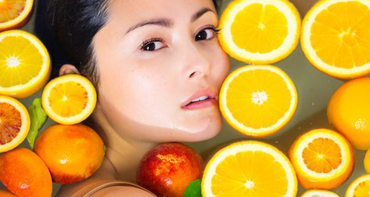 Parlons du soin de la peau:L'image met en évidence les ingrédients essentiels pour une peau en santé, tels que l'acide hyaluronique, la vitamine C, les antioxydants et les acides gras oméga-3. Ces ingrédients sont connus pour hydrater la peau, réduire les signes de l'âge, améliorer la texture et apporter une protection contre les dommages environnementaux, contribuant ainsi à une peau éclatante et nourrie.