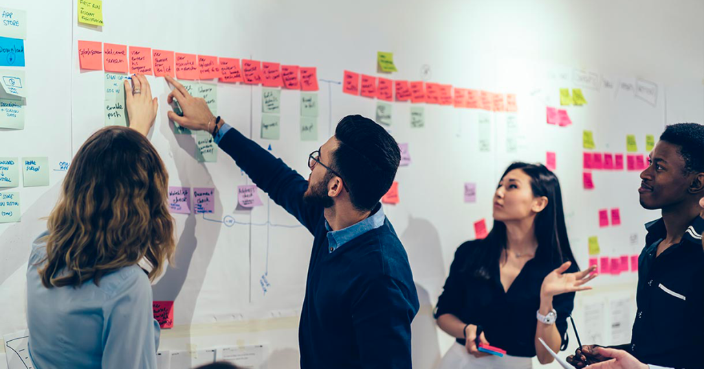 sur l'image il y a une équipe qui travaille sur la stratégie de la notoriété de la marque