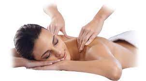 Parlons du soin de la peau:L'image met en avant les bienfaits de la massothérapie pour réduire le stress et l'anxiété, en soulignant les effets positifs que cela peut avoir sur la peau. Grâce aux techniques de massage relaxantes, la massothérapie favorise une meilleure circulation sanguine, une détente musculaire et une diminution des tensions, ce qui peut contribuer à une peau plus équilibrée, apaisée et éclatante.