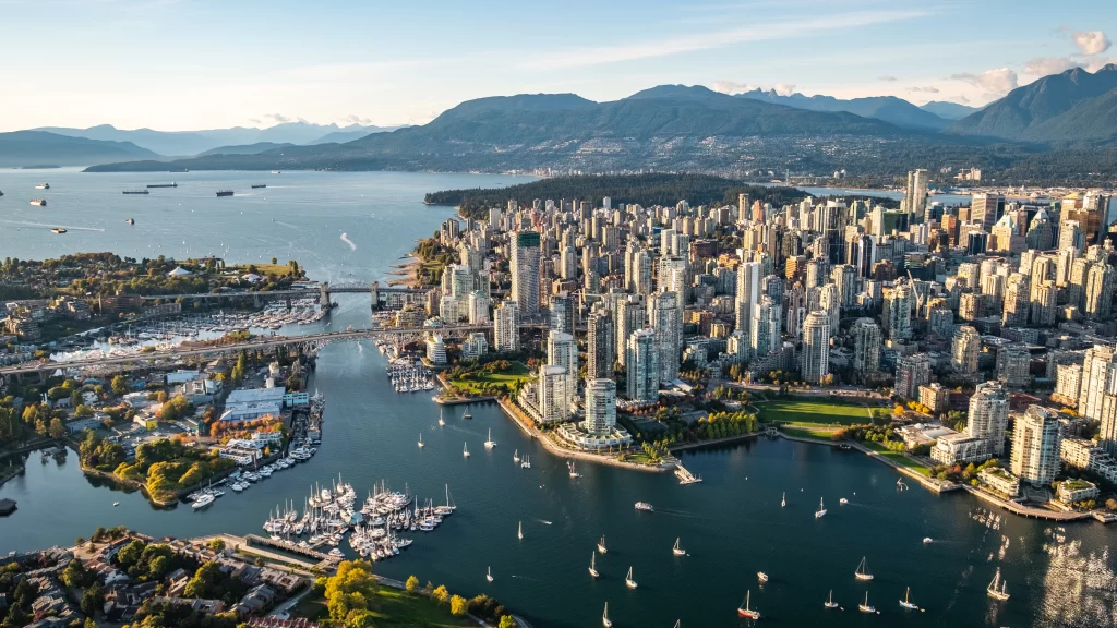 une vue panoramique du centre ville de Vancouver, de la marina et ses bateaux ainsi que les reliefs aux alentours