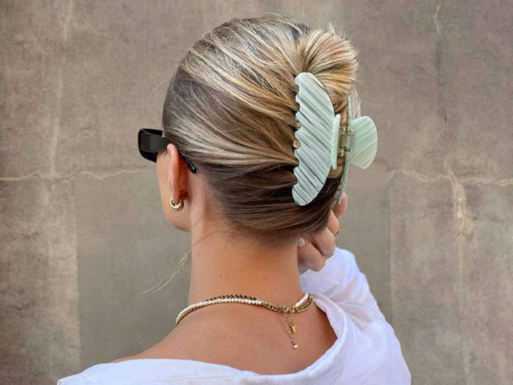 The Chic Twist is the most elegant hairstyle for any occasion. To start, gather all your hair in one hand and twist it. With the other hand, hold the claw clip open and pass your hair to the left under the claw clip. Finally, fold the remaining length of your hair and secure it with the claw clip. For an even more chic finish, use a claw clip with thin edges or a claw clip with jewelry on it.