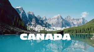 Image d'un lac avec de la verdure sur les bordures et des montagnes enneigés comme fond. Sur l'image c'est écrit : les français au Canada