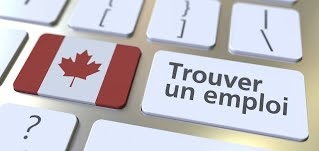 un clavier d'ordinateur blanc, sur l'une des touches un drapeau canadien et sur une autre touche c'est marqué: trouver un emploi