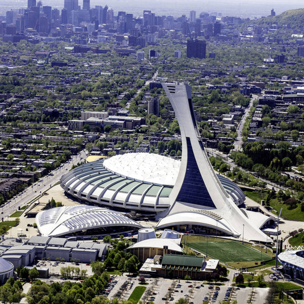 parc olympique de Montréal vu du ciel avec une vue panoramique de la ville de Montréal et de ses gratte-ciels qui accueille chaque année des milliers de expatriés au canada.