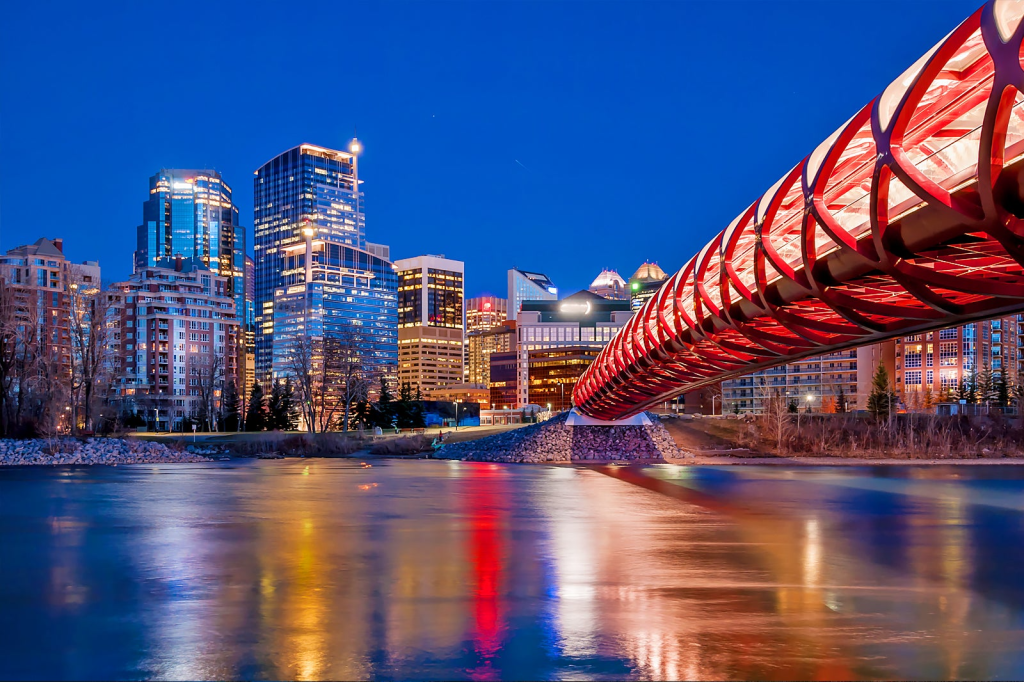 une vue panoramique et nocturne du pont de la paix et d'une partie du centre ville de Calgary 