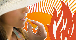 une femme se protégeant des coup de soleil en appliquant une baume a lèvre naturelle avec SPF pour éviter l'éruption d'un feu sauvage 
