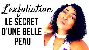 L'image met en évidence les secrets pour obtenir une belle peau, mettant en avant des éléments tels qu'une hydratation adéquate, une alimentation saine, une protection solaire, le nettoyage régulier de la peau, ainsi que l'utilisation de produits de soin adaptés. Ces conseils peuvent aider à maintenir une peau éclatante, lisse et radieuse