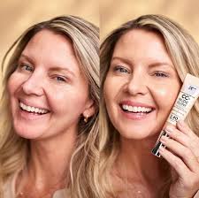 Parlons du soin de la peau: L'image présente une routine de soins anti-âge spécifiquement conçue pour les peaux matures, incluant un nettoyage doux, l'application d'un sérum anti-âge, une hydratation nourrissante et une protection solaire. Ces soins ciblés réduisent les signes de vieillissement, tels que les rides et la perte de fermeté, tout en maintenant une peau éclatante et revitalisée.