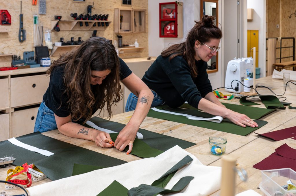 Présentation des artistes en ateliers utilisant des rubans recycles pour fabriquer des vêtements.