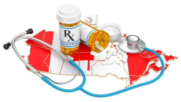 image de la carte du Canada avec les couleurs de son drapeau avec au dessus un stéthoscope un flacon de médicaments dont l'étiquette est marqué RX et un autre flacon ouvert avec des pilules à coté